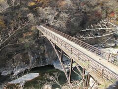 虹見橋（栃木県日光市藤原）

龍王峡で鬼怒川を渡って、1周5kmの自然研究路をぐるりと巡ることができます。
ハイキングをしなくても、この橋までは頑張って降りた方が良いです。