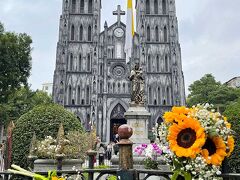 ハノイ大教会（聖ヨセフ大聖堂）
フランス統治時代の建築物です。

なんとなく見たことあるような…と思ったら
パリのノートルダム寺院をモデルに建てられたそうです。
なるほど。