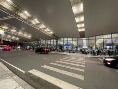 タクシーで空港へ。