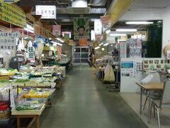 秋田市民市場。

以前知人にいただいたいぶりガッコがおいしかったので、旅行前に購入場所を聞いたら、ここで買ったとのこと。

「きむらやさんのいぶりガッコ」求めて市場をさまよいます。