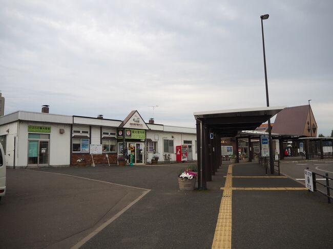 駅隣接の観光案内所へ情報収集に向かう。<br /><br />まず「北の国から」の主要な舞台となった麓郷へ、どうやって行くのかを聞いたわけだが<br />・ここから自転車で向かうのは無謀（3時間位かかるとの事）<br />・バスは朝8時早々に1本あり、これを逃すと次が13時過ぎとの事。<br /><br />8時台のバスで行けそうな感じだったのだが、話を聞いた時点で「そこまでしていかなくてもなぁ～」と思い始め、現地に行くというモチベーションは相当消え失せていた。