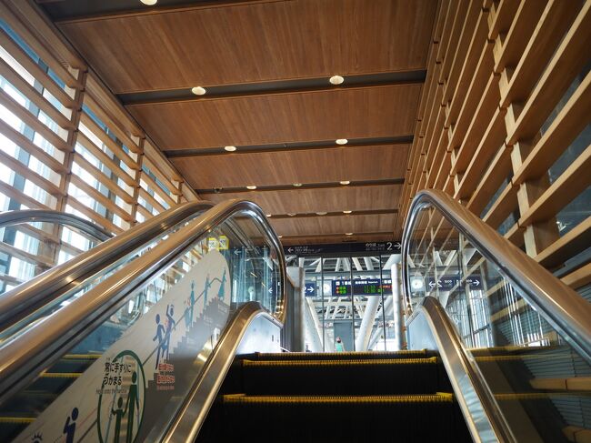 ホーム昇降エスカレーター部に、木を使ったりして自然派をアピール