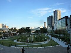 さて、大阪市中央公会堂を後にして中之島バラ園を見学しましょう。
都会の真ん中にある中之島にあるバラ園です。
もちろん、無料で見学できます。