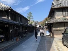 たけはら道の駅から町並み保存地区まで徒歩５分弱くらい。
竹原港から大崎上島行きの船の予定している便の時間まで2時間弱あるので、お好み焼きを食べます。

が！ここで問題だったのがスーツケース。
道がガラガラとスーツケースを持ち歩くのに適していないんですよね。　
道の駅にはコインロッカーありません。
竹原駅にはコインロッカーあります。(徒歩13分位らしい)

１番良いのは道の駅まで行かずに竹原駅下車でコインロッカー利用するのが良かったかな。
竹原港行きのバスは竹原駅にも停まるので。
時間に余裕がなかったのでスーツケースを持ち歩くことにしたんだけどちょっと後悔。