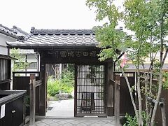 武田神社の前にあるカフェ 由布姫でランチしました。
格子戸の入り口が、風情があります。