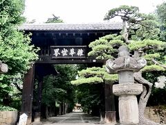 中央自動車道を通って勝沼インターで降りて、武田信玄の菩提寺である恵林寺(えりんじ)に来ました。
駐車場の前に立派な総門(通称 黒門)がありました。
