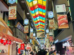 京漬物とちりめん山椒を買い求める。
色んな店が軒を連ね、店先の土地の物を覗きながらゆっくりと歩く。それがまた思いの外 楽しい。カミさんも喜んでくれて何よりだ。

ここを選んで正解。ナイス、ワシ。