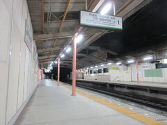 早朝の東寺駅です。
東寺駅近くのビジネスホテルに宿泊しました。
誰もいません。京都駅ホームにはひとりだけいました。