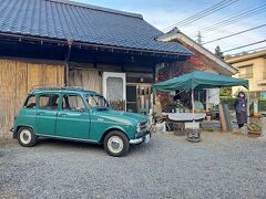 7. 能見園河西ワイナリー
穴山駅に近い民家のようなワイナリー。メルローとベリーAをブレンドするというなかなか無い感じだが、ボトルを買うまではいかなかった。
ここは、フィアット博物館のごとく、昔のフィアット車がいくつもあって、これ目当てで車を乗りつける人がいた。