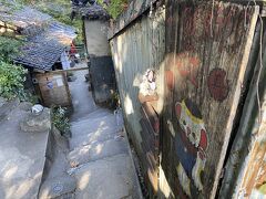 「猫の細道」を下ります。