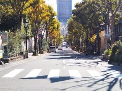 なだらかに下っているのが「北野坂」
この道沿いにはおしゃれなカフェ、飲食店などが立ち並んでいて、ゆっくり坂道を下りながら街歩きが楽しめます。