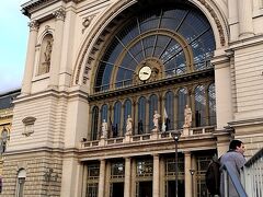 次にBudapest-Keleti東駅へ地下鉄で直行。既に予約・支払い済みだった数日後のハンガリー国鉄のウィーン行き特急券をできれば変更をしたいと思ってました。

当初ネットで取得したハンガリー国鉄、あまりに遅延が多く、他もいろいろ評判が悪いのを後になって知って不安になってしまい、一部でも返金してもらってオーストリア国鉄のRailjetを買い替えたいと思ってました。しかし窓口では返金は無理とキッパリ。

それで、ちょっと悩みましたが新たにRailjetの２等席を購入しました。この時点では勿体ないかなと思ったんですが、結局予定してたハンガリー国鉄の特急が大幅に遅れたので、結果的にRailjetを買っといてよかった。