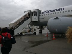 ここは早朝のフランクフルト国際空港です。
前日に成田からJALで到着。すっかり定宿となった中央駅そばの東横インに泊まった翌日です。別にとったルフトハンザの片道ブダペスト行きの便に乗り込みました。

セキュリティを通る際、見張ってたのか（？）ルフトハンザの職員から無理やりキャリーケースを取り上げられたのですが、無料で済んでラッキー。身軽になったあとで無事セキュリティを通り、バスに乗せられ、徒歩で乗り込みます。