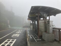 泊まった民宿のすぐ近くのバス停から瑞芳行きのバスに乗り列車に乗り換えます。
日曜の朝、このバス停には誰もいません。