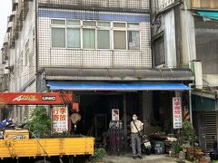 瑞芳駅前にあった微妙な荷物預かり屋。重たいリュックを担いで一日歩くのは体がもたないため、取り敢えず預けました(50元)。一旦預けてから、日本から持参した猫のエサを取り出すのを忘れていたので、すぐに取りに帰ると別のオヤジが出てきて、一旦預けた荷物を取り出すには30元追加でよこせと台湾語で言ってきたので言葉がわからないふりをしたら、さっきのオヤジが出てきてこの人は言葉は分からないからと言って取り出させてくれました。よくよく探せば向いにもう少しましな一時預かりしてくれる店がありました。