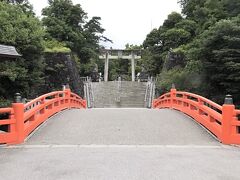 次に武田神社に行きました。
武田神社は信玄公がご祭神です。
武田信玄はもはや神様なのですね。
ここは太宰治も来ているみたいです。