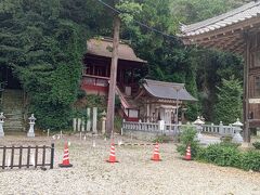 医光寺から続いて車を回して訪れたのが染羽天石勝神社。