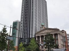 へぇ～、意外と高い建物なのね。
御堂筋沿いに建つホリデイ・インエクスプレス大阪シティセンター御堂筋。
日本初のホリデイ・インエクスプレスブランドなんだそう。