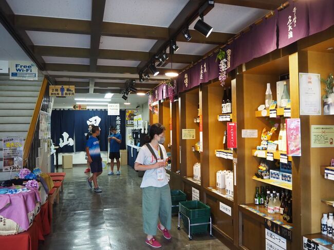 1Fは試飲コーナーと売店、試飲もタダっていうのが太っ腹。<br />これだけしてもらって、何も金落とさないのは申し訳ない、という事で荷物になるのを厭わず試飲で気に入った日本酒を2本購入しました。