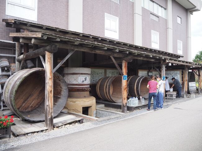 外では、男山の仕込水を無料で開放しているらしく、地元民がポリバケツ片手に汲みに来てました。