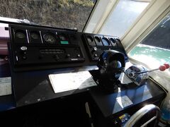 1327 遊覧船「ミーヤ丸」がダムサイトに到着
下船時に操縦パネルを撮影した