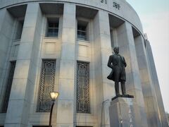 大阪証券取引所前の五代友厚像です。
暑い日も寒い日も大阪を見守っておられます。