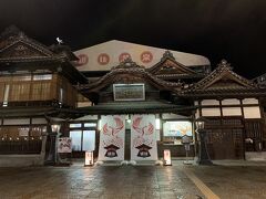 着きました！ こちらが「道後温泉本館」です
日本最古といわれているそうで、それなりの風情というものが感じられますねー