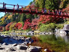 巴川にかかる小さな吊り橋「香嵐橋」。
渡し木の隙間から川面が見えたり、
時々揺れたりで、足がすくむこともありますが、
スリル満点でワクワクしますよ。
