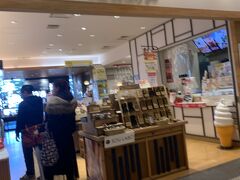歩き疲れて栃木県のアンテナショップ「とちまるショップ」へ