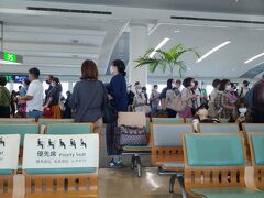 しかし　那覇空港は人がうじゃうじゃ居ます
まぁ日曜日なので　仕方ないですが
休日の仙台の繁華街　以上ですね