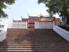 宿泊しているホテルからメコン川沿いの通りを東にしばらく歩いたところにワット・シェントーンWat Xiengthongがある。メコン川を向いた階段（上の写真）を上り寺の中に入る。