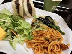 10/16（日）旅3日目。
7:35 朝食はモチモチのスパゲッティと小倉サンド。錦の東横インは、食堂はかなり狭かったけど、名古屋らしい朝食があって良かったです。

