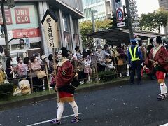 14:17
いよいよ郷土英傑行列の登場。待ってました！

予定では13:38通過となっていたので、いつもより遅いという厳しい声が、ここでもチラホラ聞こえてきます。
パレードは時間通り進むと限らないし、出発地点付近で見るのが時間ロスが少なくて済むと学びました。
