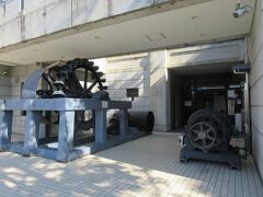 琵琶湖疏水記念館の出入り口の手前に琵琶湖疏水で使用された機械が展示していた。

琵琶湖疏水を活用した水力発電に使われたペルトン式水車とスタンレー式発電機等を展示しています。(HPより)