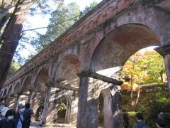 水路閣・南禅寺境内を横切る、レンガ造りのアーチ橋「南禅寺水路閣」とも呼ばれています。明治23年(1890)完成の琵琶湖疏水の一部で、周辺の景観に配慮して設計、デザインされた。