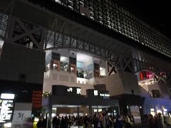 バスで京都駅に着いたら、人だらけ・・
週末になり・・・明日の紅葉は凄い人になりそうだ・・とここで知り
次の日の清水寺は早起き！！決定！！