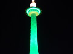 緑色にライトアップされたタワー