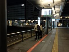 清水寺は6時30分に開くそうなのですが・・
さすがにバスの始発５時３０分過ぎは乗り過ごし、京都駅６時11分発
余裕でしょ～ひとりぼっちかも～なんて思ったら、もう先客のご夫婦が寒そうにバス停にいました。
