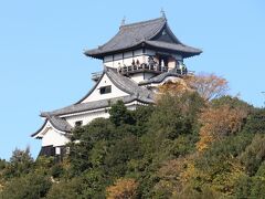 日本唯一の個人所有の国宝のお城、犬山城
今回は時間もなかったので登りませんでしたが
天守閣からは背後を流れる木曽川、遠くに岐阜城、正面からは濃尾平野が広がり、小牧城、さらには名古屋のビル群が一望できます