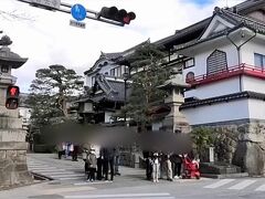 右側に見えるのは常円坊という宿坊です。
本来、宿坊とは神社や寺院の僧侶や参拝者のために作られた宿泊施設のことをいうそうですが、昨今は一般観光客や外国人なども受け入れているところが出てきているようです。
ここから先は数件の宿坊が並んで立っています。
