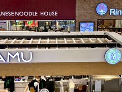 【日本語や日本料理がそこいら中に溢れているバンコク】

...とあるモール内で、パッと目に飛び込んでくる文字だけでも...

「KAMU KAMU（噛む）」

「Japanese Noodle House」

「Ringer Hut」

日本だらかし...です。
