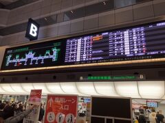 出発は羽田空港から。一年前と比べてあきらかに人が多いですね。