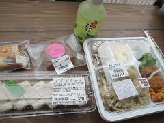 お腹も空いてきたので「JA高知県 JAグリーンなんこく」で購入した四方竹の炊き込みご飯にナイラゲ寿司をいただきます。“ナイラゲ”とは高知でのカジキの呼び名とのこと。同じ魚でも地域によって独得の呼称があるのは興味深いです。