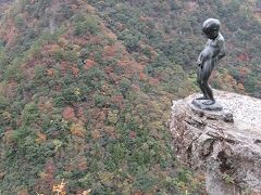 祖谷川沿いの断崖には小便小僧の像があり、こちらもちょっとして撮影ポイント。その昔、子供達が突き出た岩の上に立って度胸試しをしたことが由来とか。
