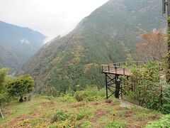 県道から車がすれ違いできないような山道を登っていくと小歩危展望台が現れます。（どうやら裏ルートを来てしまったようで、メインルートだとそれほど狭くないです。）