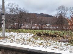 かなやま湖を過ぎて、金山駅に到着。雪が残っていました。