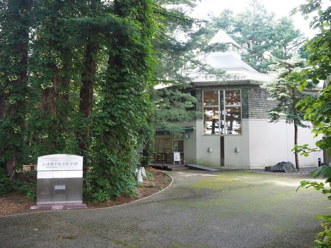 全国のファンと旭川市民の熱意の元、建てられたこの文学館。<br />森の中の教会といった佇まいです。