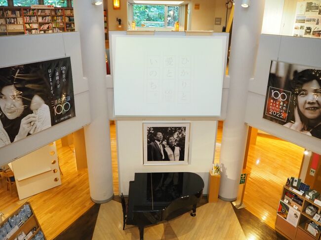 入場料700円払って中へ。<br />こちら文学館2階から吹き抜け下を撮影したところ。<br />下にあるグランドピアノなんだっけ？