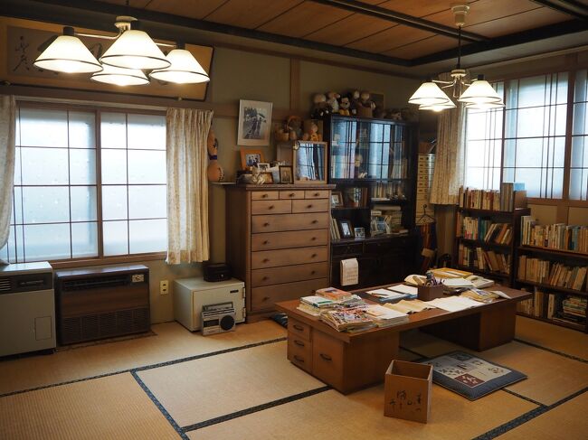 こちら作業部屋を再現したもの。<br />執筆の方法は独特だったらしく、三浦綾子が述べた内容を、旦那が口述筆記する形で作品を執筆していた模様。