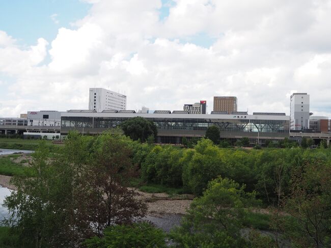 氷点橋から旭川駅を望んだ所。<br />下を流れる川（忠別川）は、昨日降った雨で相当雑炊・・・じゃなく増水していた模様。